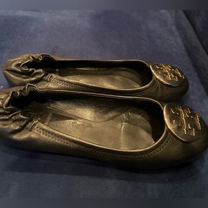 **NEW NEVER WORN Tory Burch Black leather Flats with Gold Emblem. Size6.5